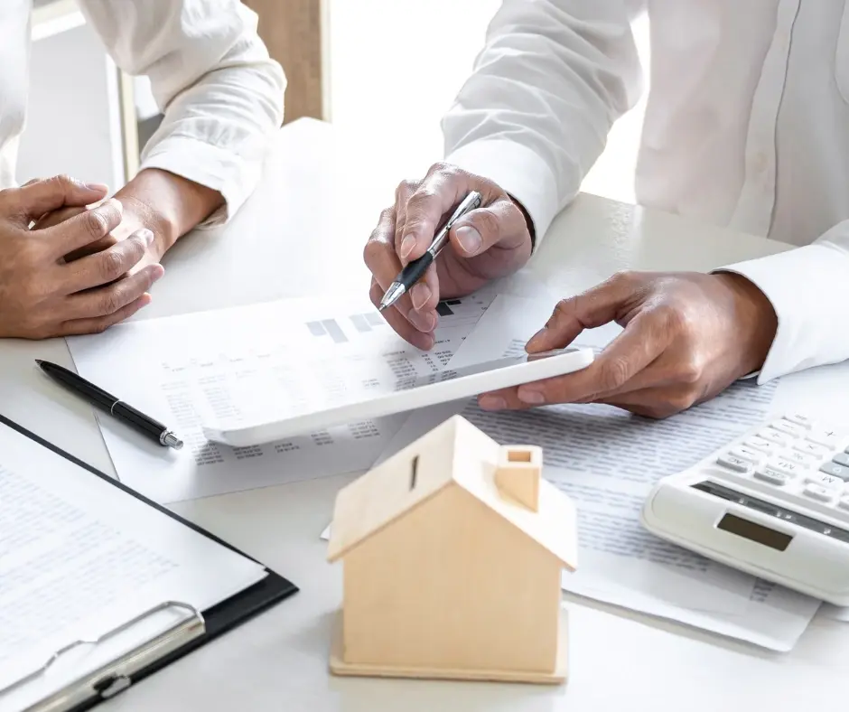 SMSF loan broker Sydney discussing important information with clients.webp